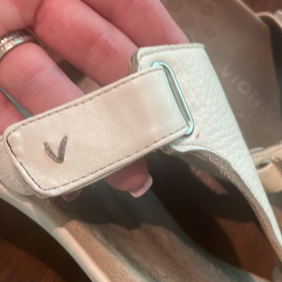 VIONIC White Leather “WANDA” orthopedic thong sandals - Picture 4 of 8